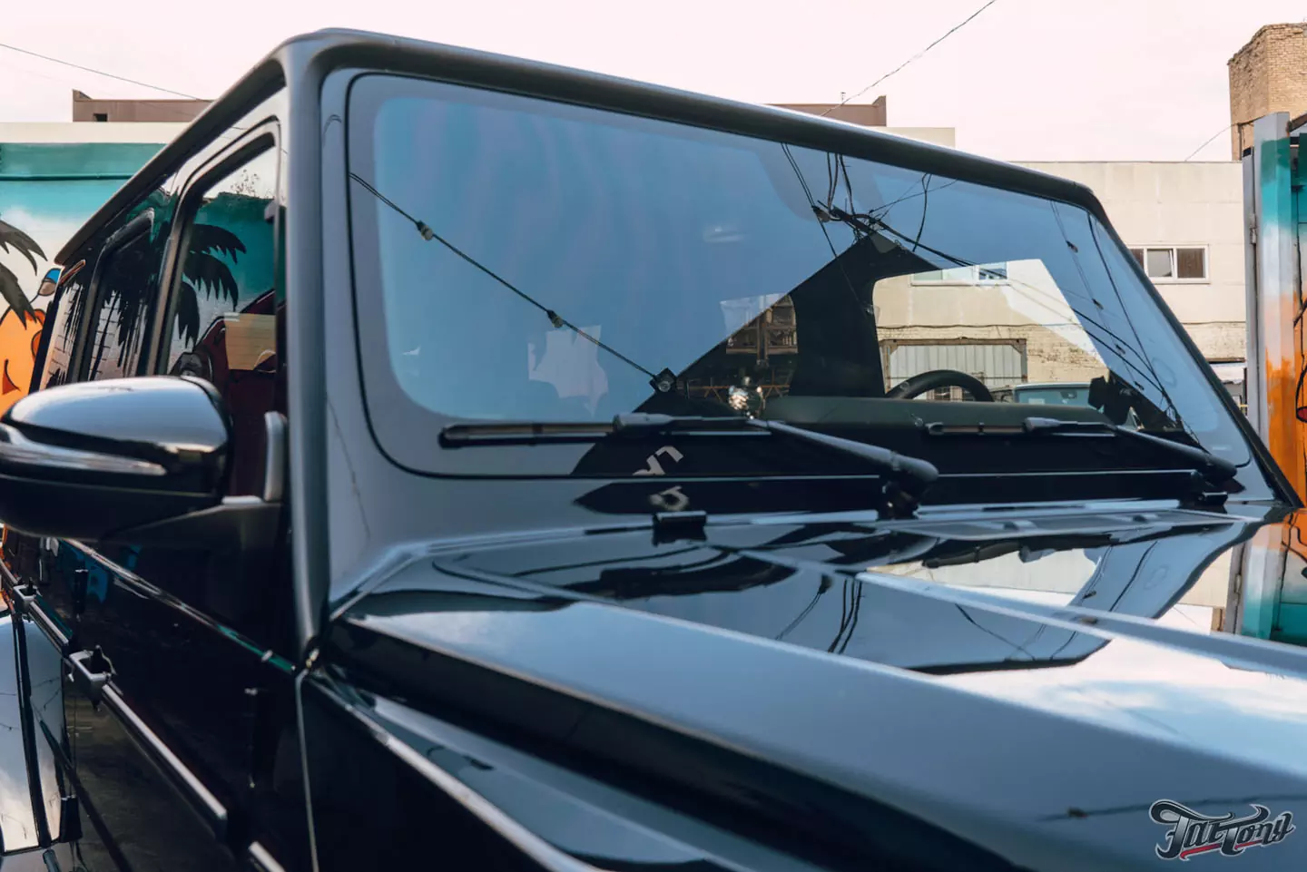 Побортная стереосистема с двумя усилителями на Mercedes G-class. Карбон в салоне. Полировка и керамика кузова, оклейка лобового стекла